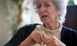 الموت يغيّبُ الكاتبة الأمريكية لور سيغال